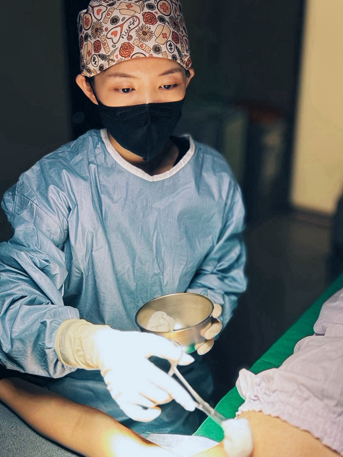 乳房外科醫師治療副乳手術過程